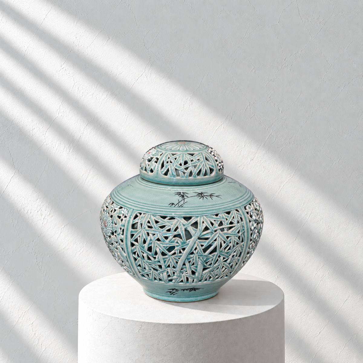 Doppelwandige durchbrochene Celadon-Flaschenvase: Chrysanthemenmotiv