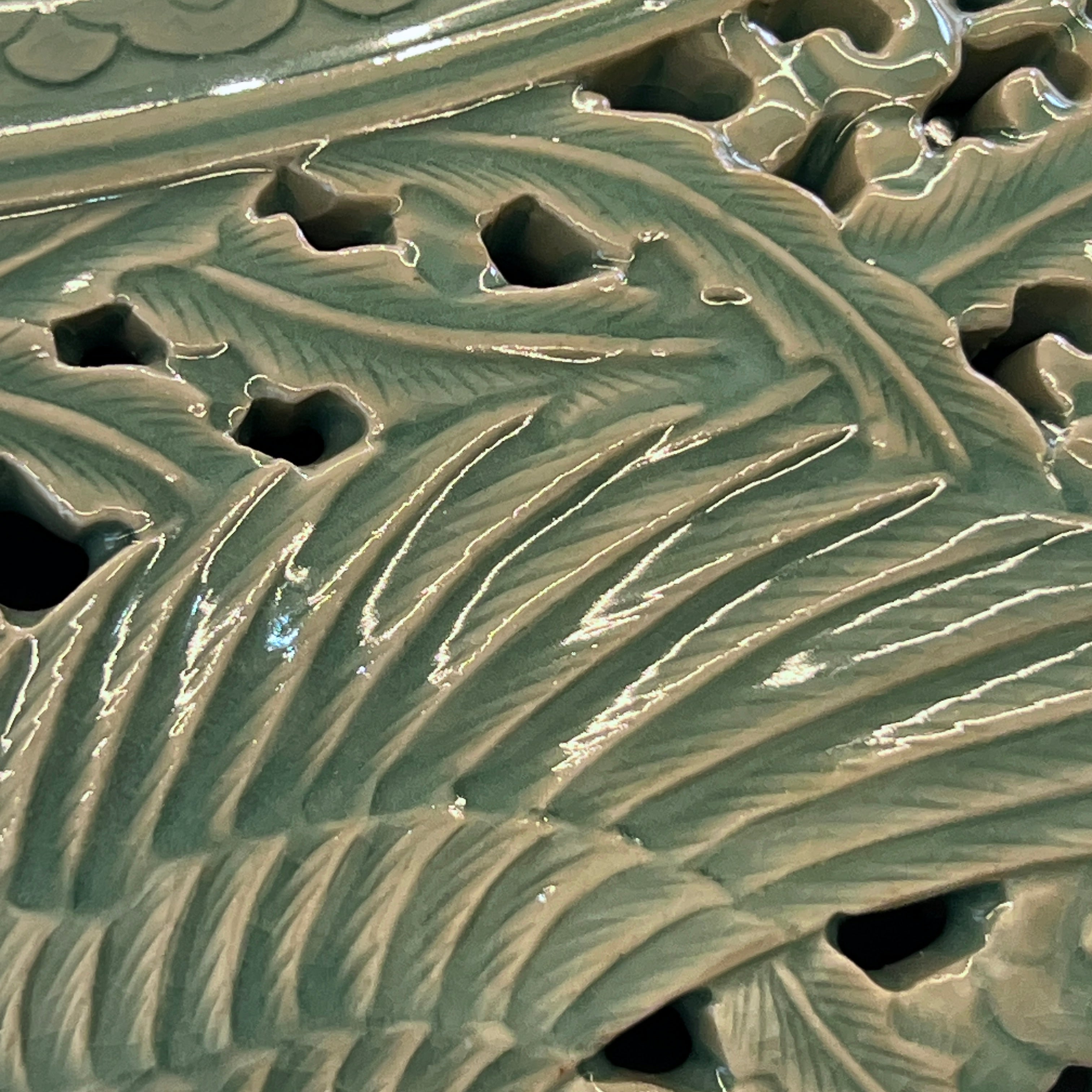 Doppelwandige durchbrochene Celadon-Flaschenvase: Chrysanthemenmotiv