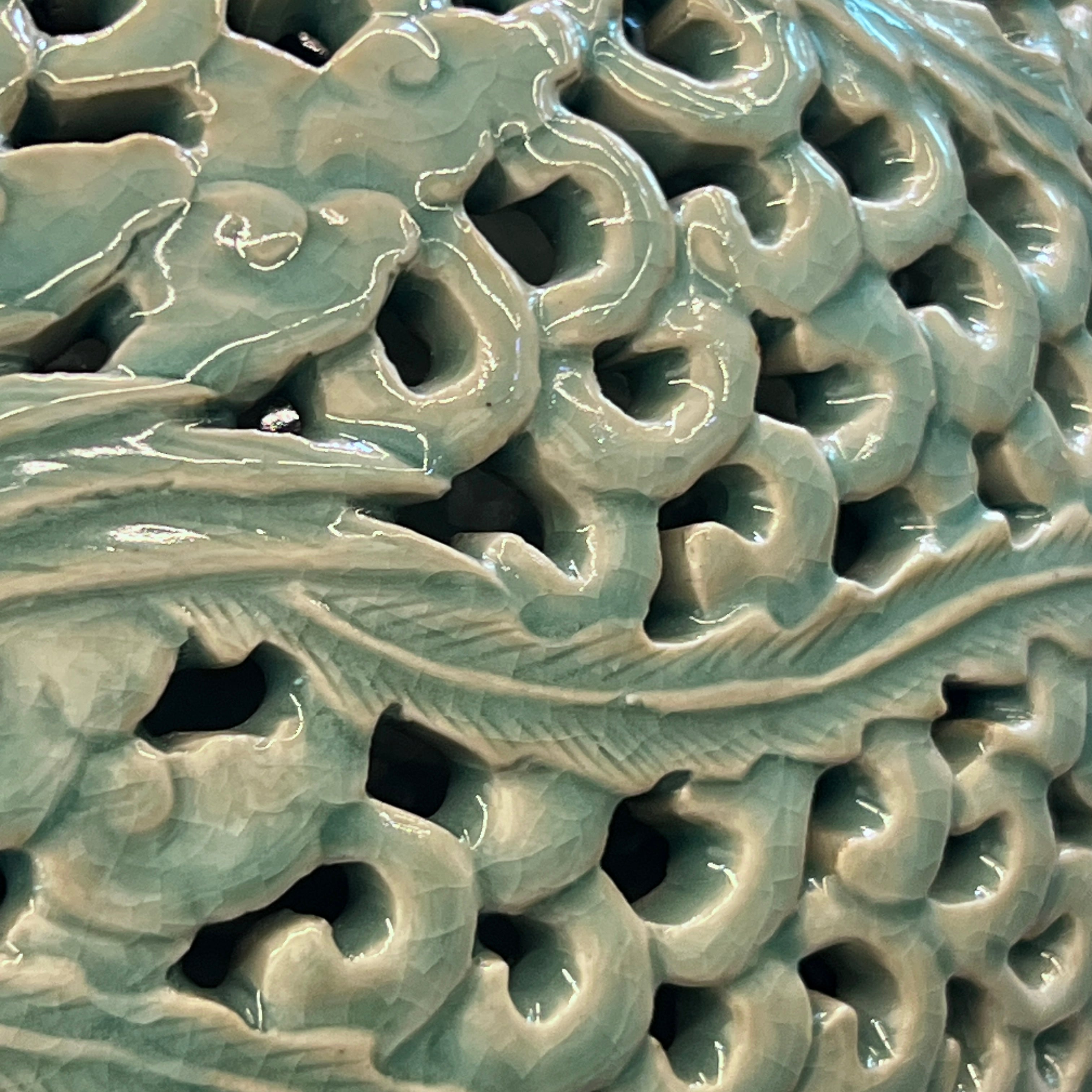 Doppelwandige durchbrochene Celadon-Flaschenvase: Chrysanthemenmotiv