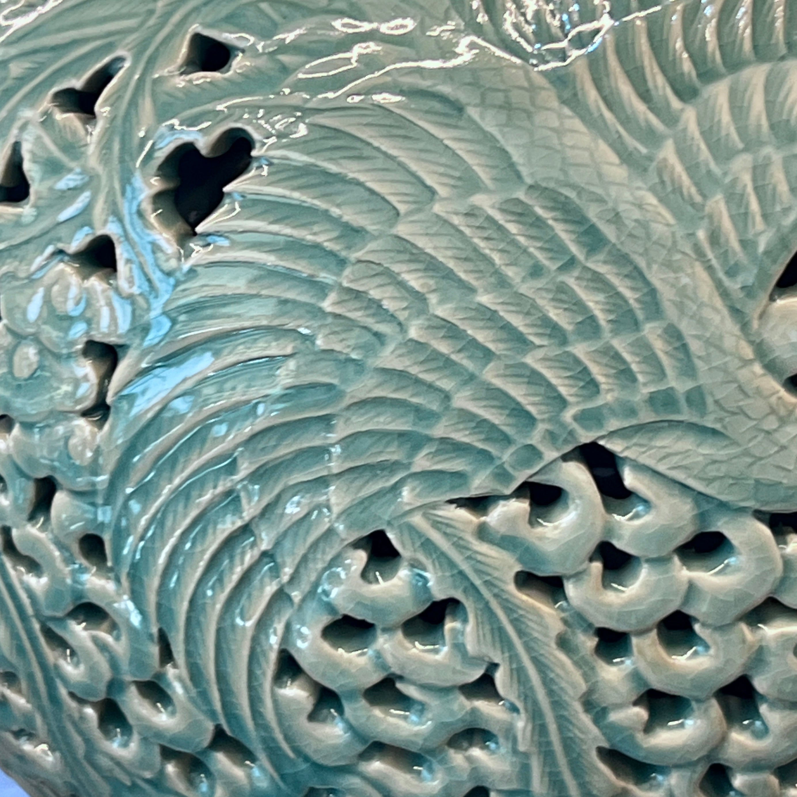 Doppelwandige durchbrochene Celadon-Flaschenvase: Chrysanthemenmotiv