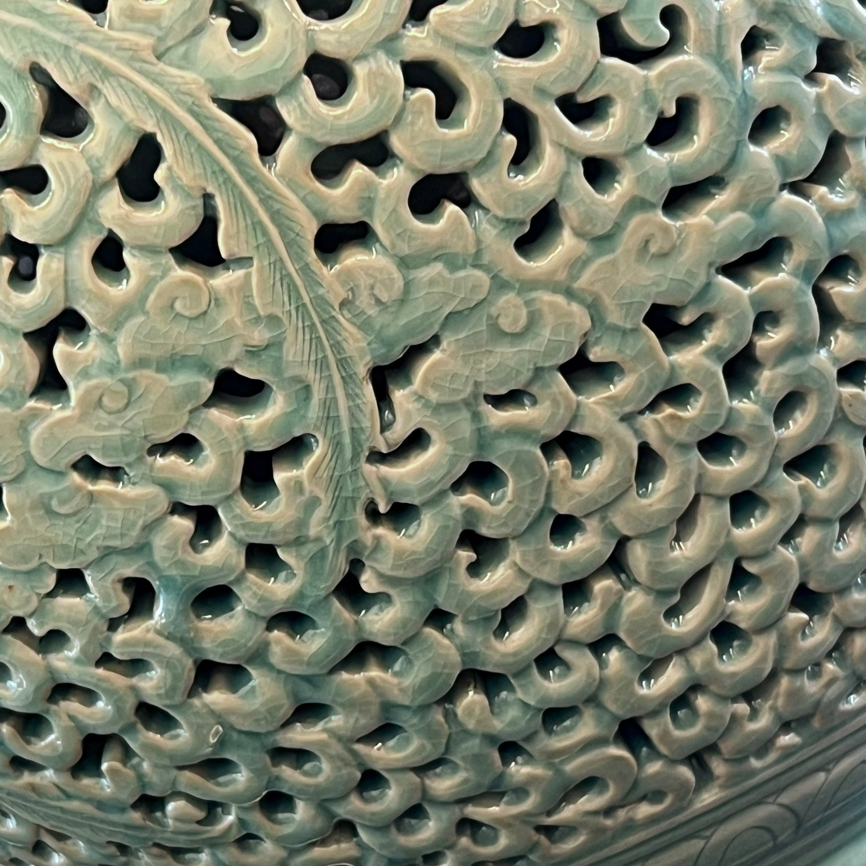 Doppelwandige durchbrochene Celadon-Flaschenvase: Chrysanthemenmotiv