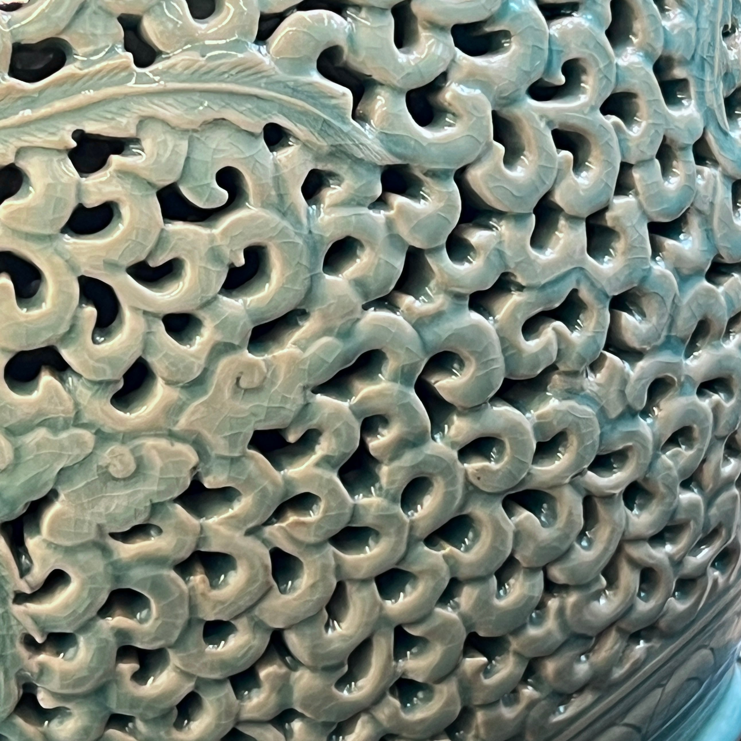 Doppelwandige durchbrochene Celadon-Flaschenvase: Chrysanthemenmotiv