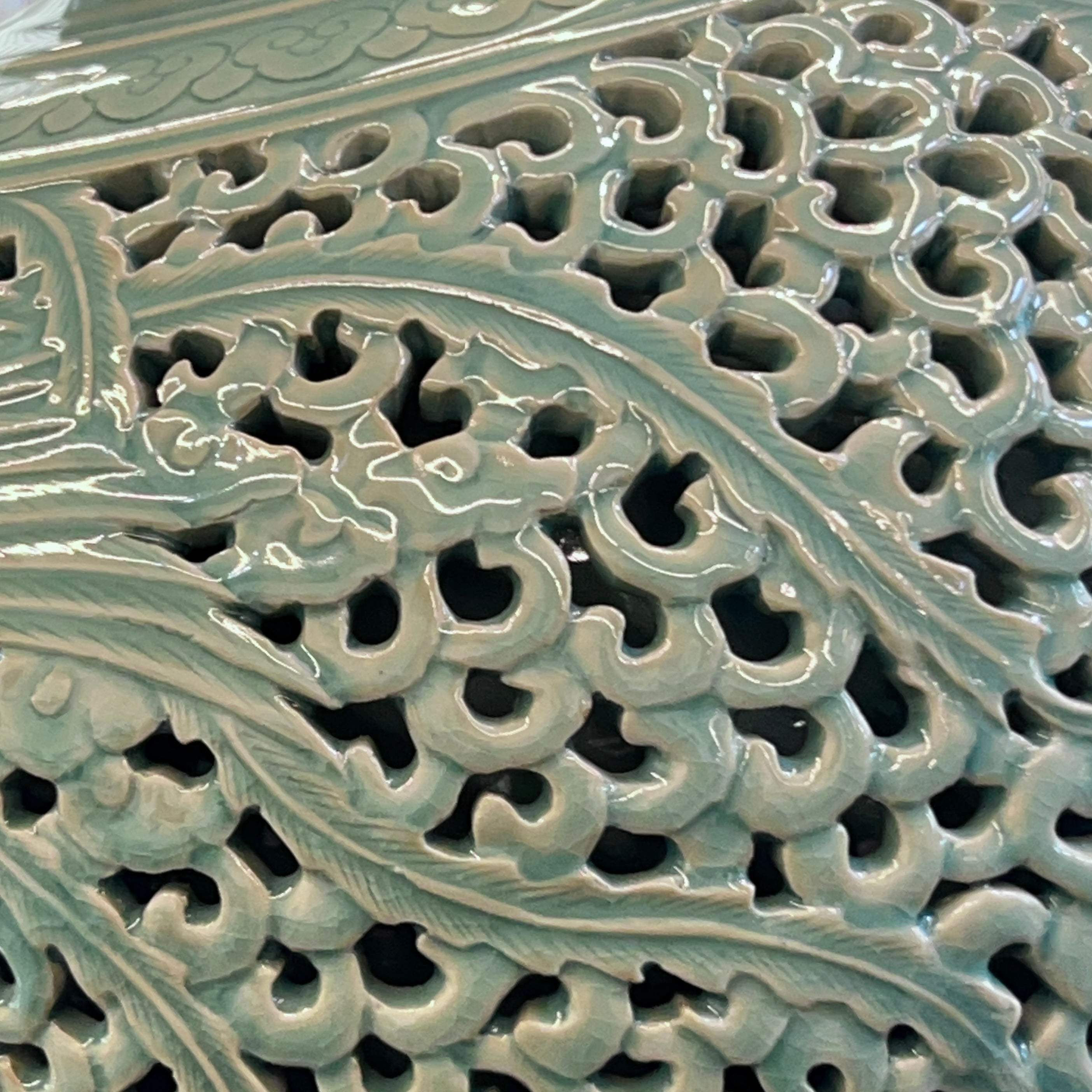 Doppelwandige durchbrochene Celadon-Flaschenvase: Chrysanthemenmotiv
