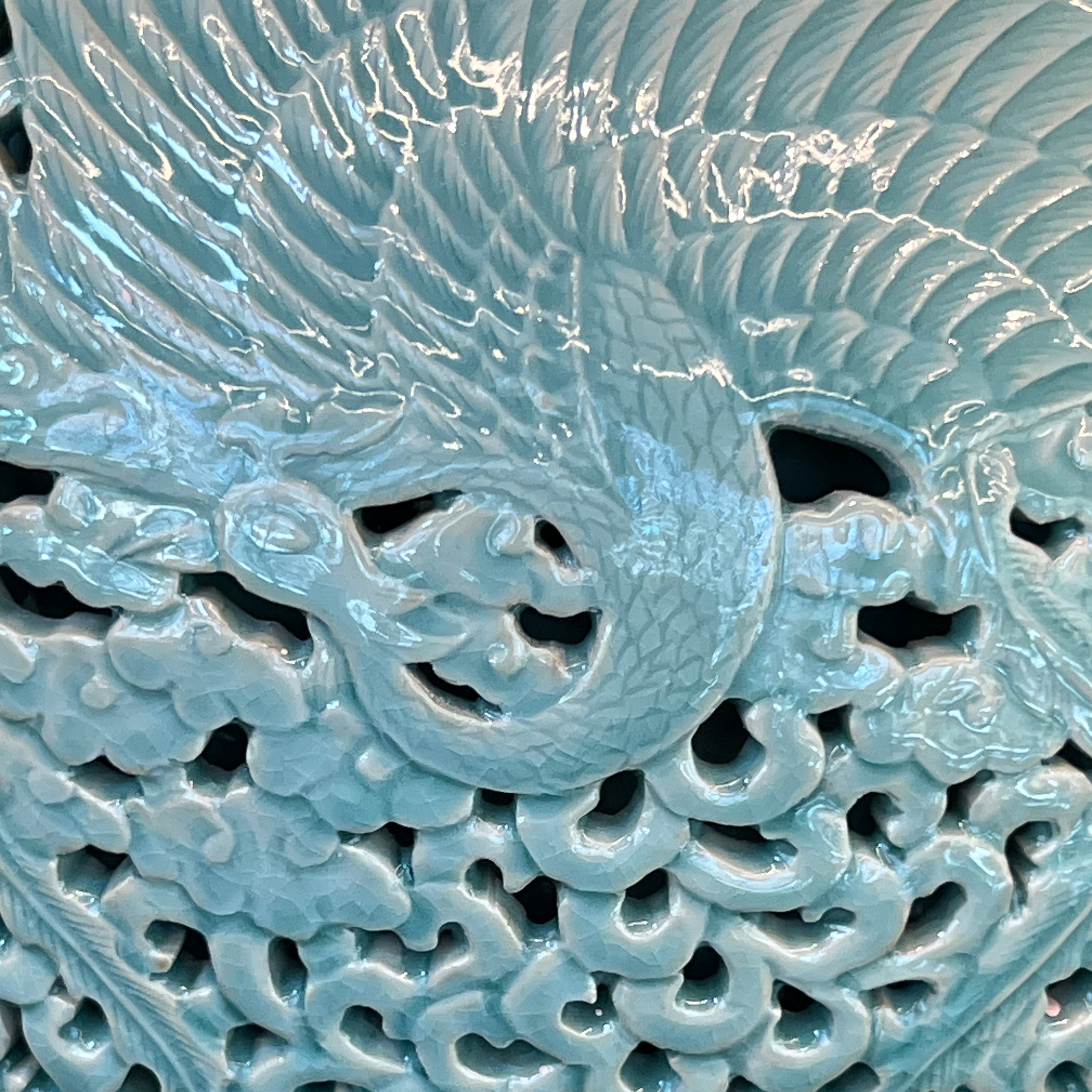 Doppelwandige durchbrochene Celadon-Flaschenvase: Chrysanthemenmotiv