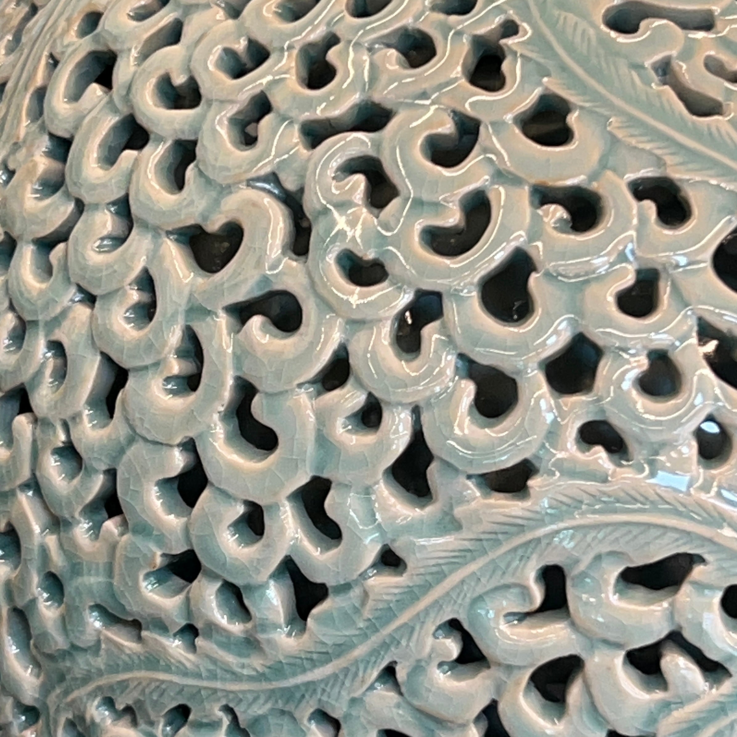 Doppelwandige durchbrochene Celadon-Flaschenvase: Chrysanthemenmotiv