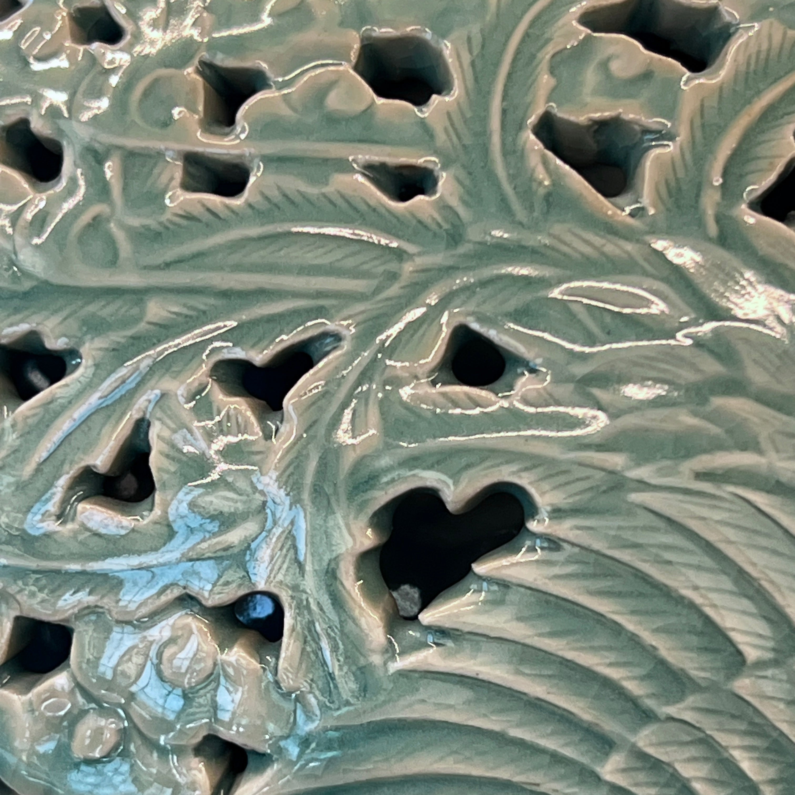 Doppelwandige durchbrochene Celadon-Flaschenvase: Chrysanthemenmotiv