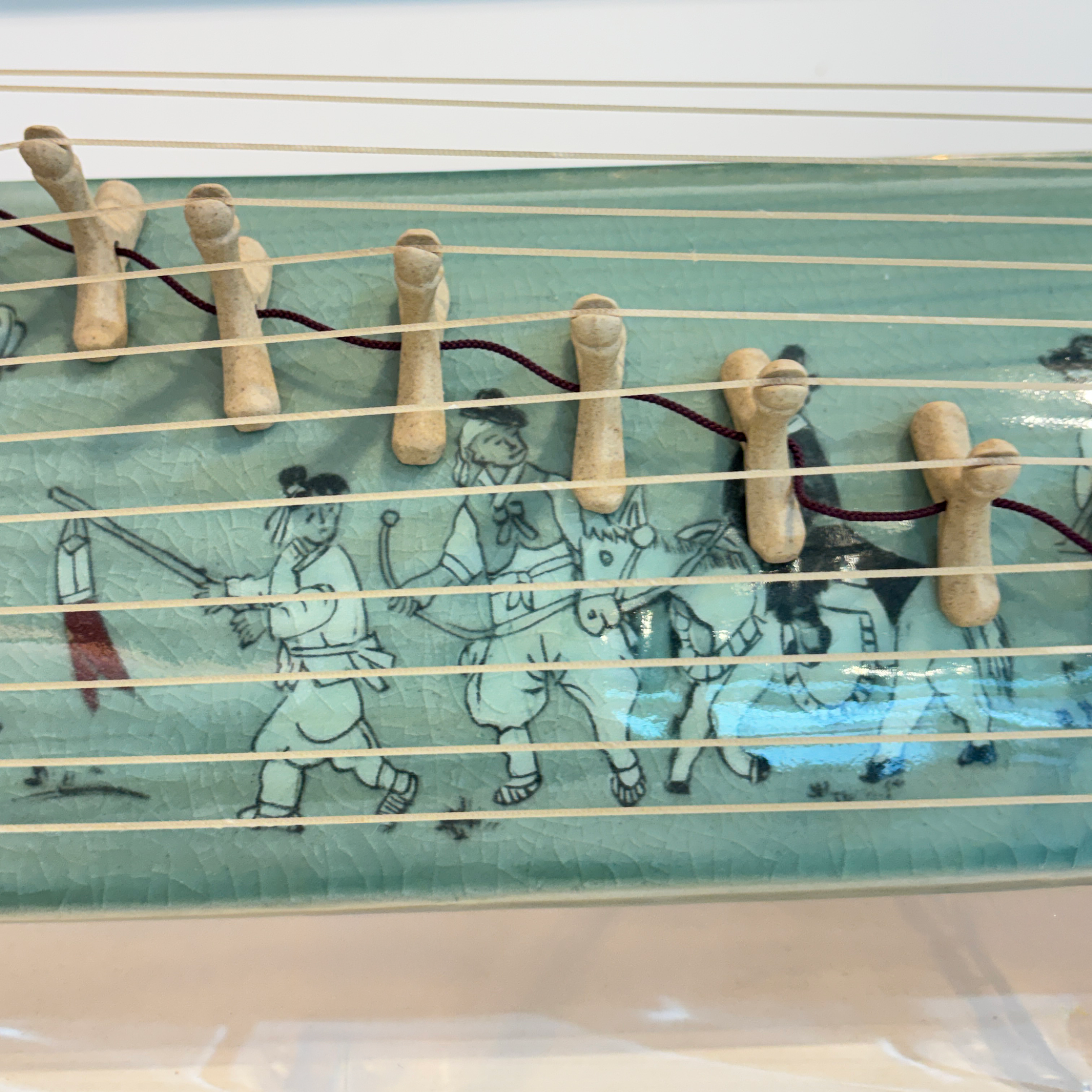 Gayageum en céladon avec motif incrusté de pivoines et de phénix