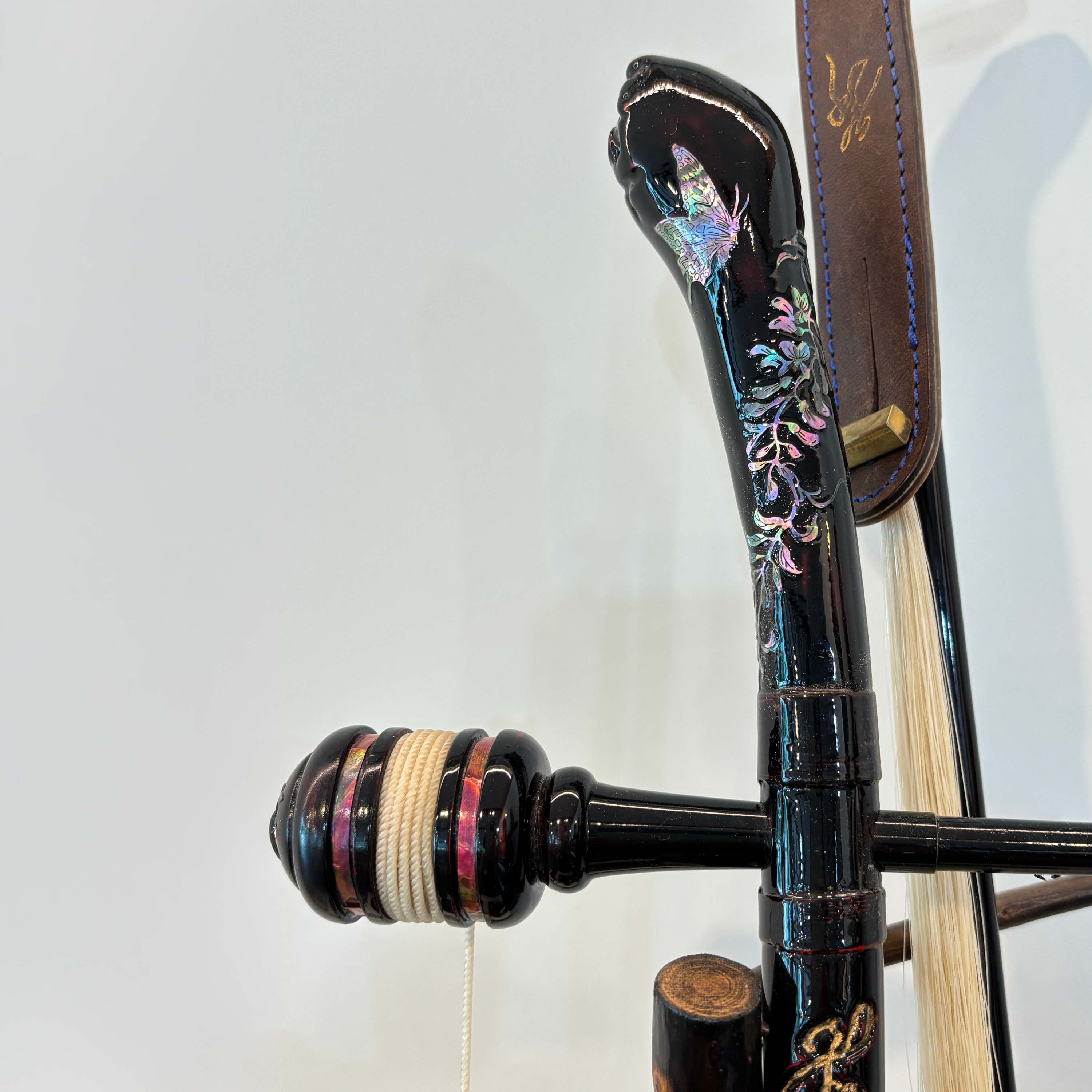 Seladon-Gayageum mit eingelegtem Pfingstrosen- und Phönix-Motiv