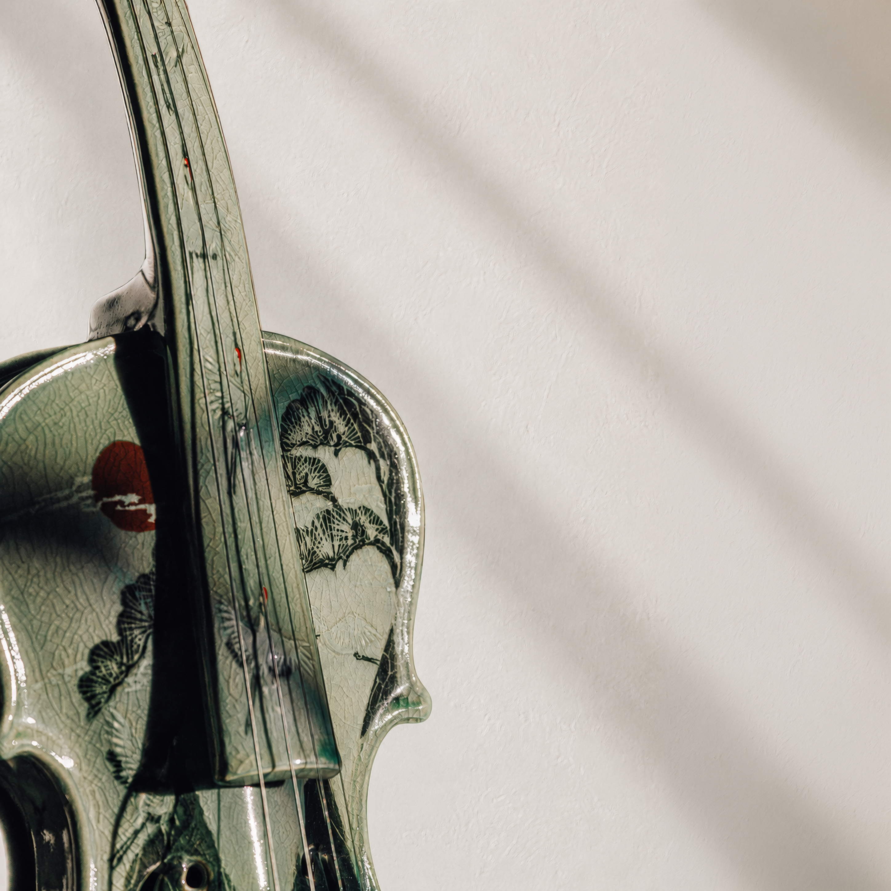 Gayageum en céladon avec motif incrusté de pivoines et de phénix