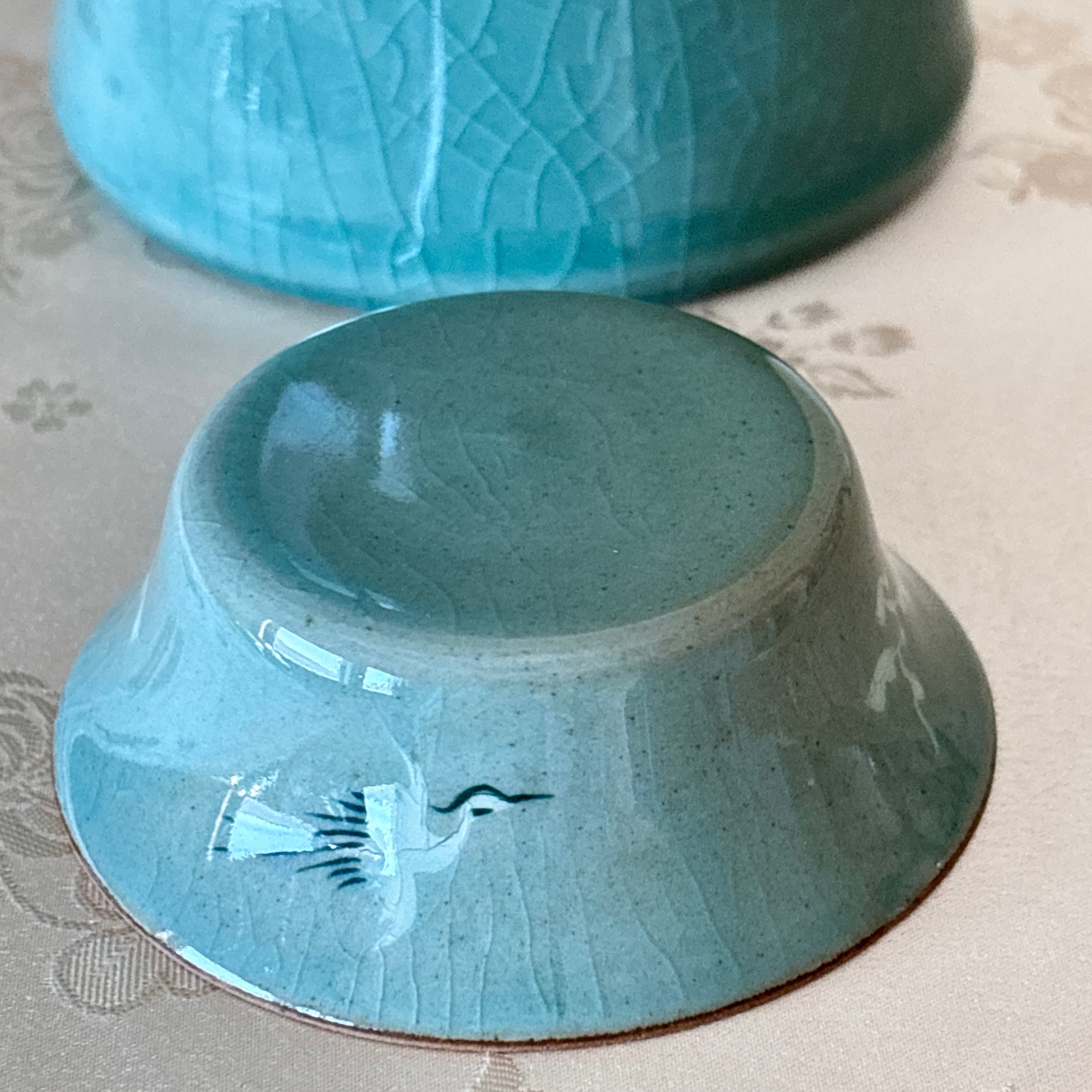 Celadon Maebyeong Vase with Lid: Inlaid Crane and Cloud Motif