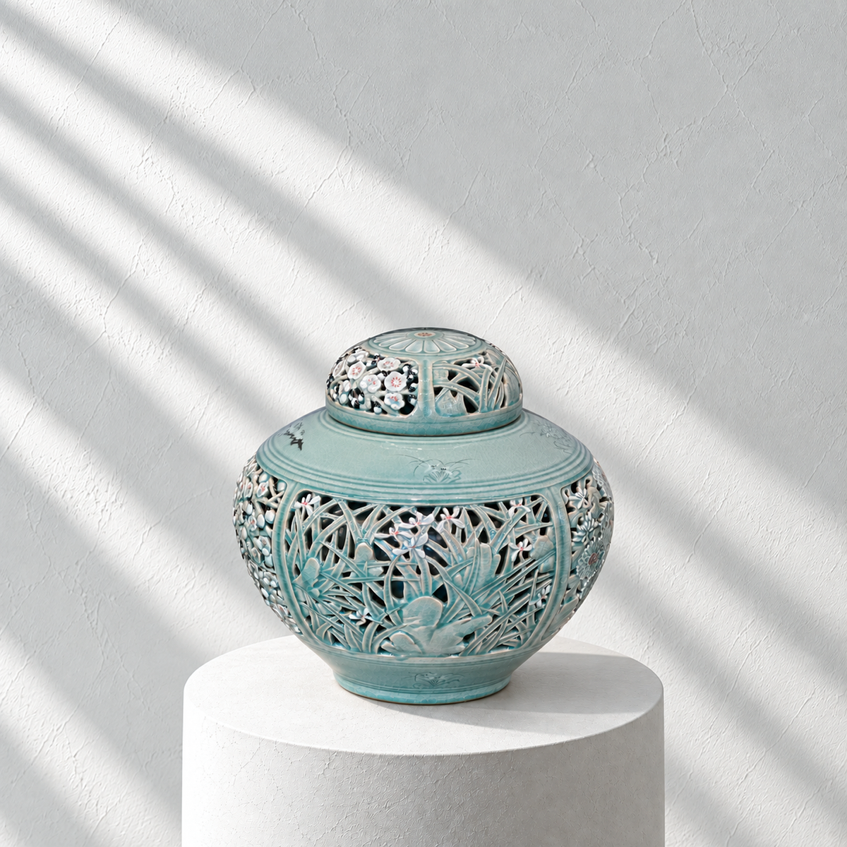Doppelwandige durchbrochene Celadon-Flaschenvase: Chrysanthemenmotiv