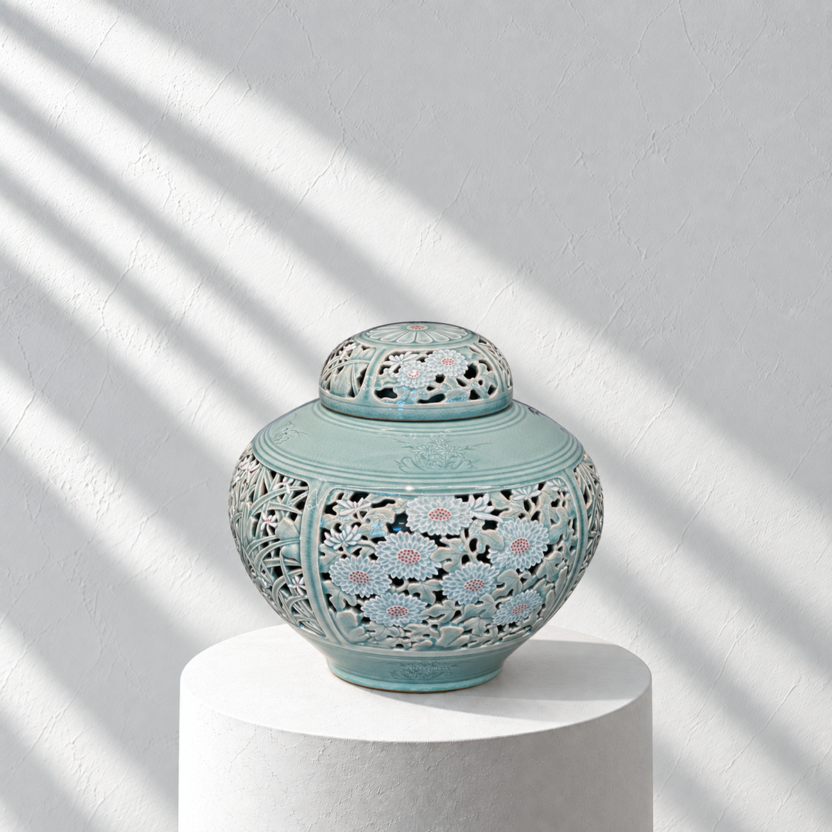 Doppelwandige durchbrochene Celadon-Flaschenvase: Chrysanthemenmotiv