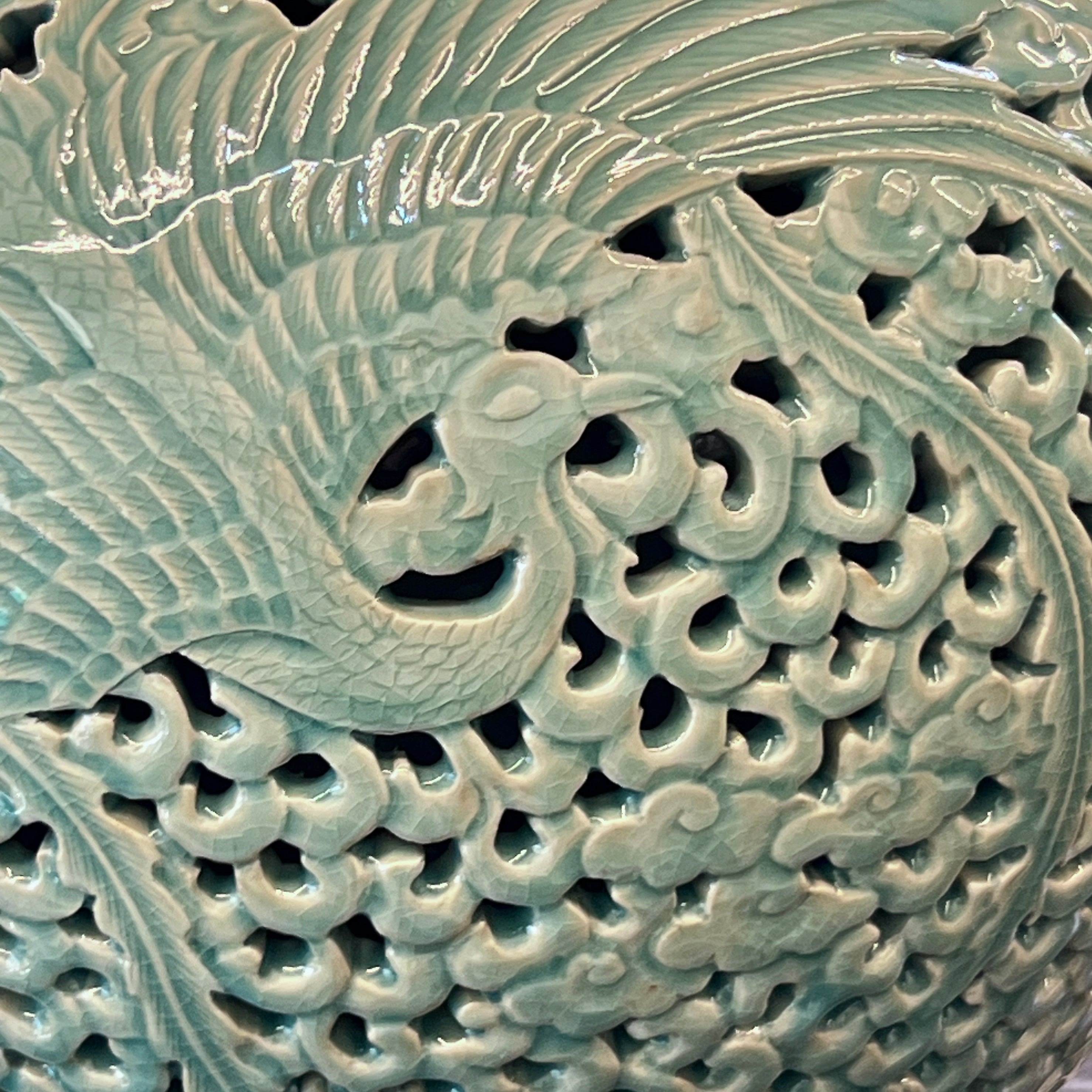 Doppelwandige durchbrochene Celadon-Flaschenvase: Chrysanthemenmotiv