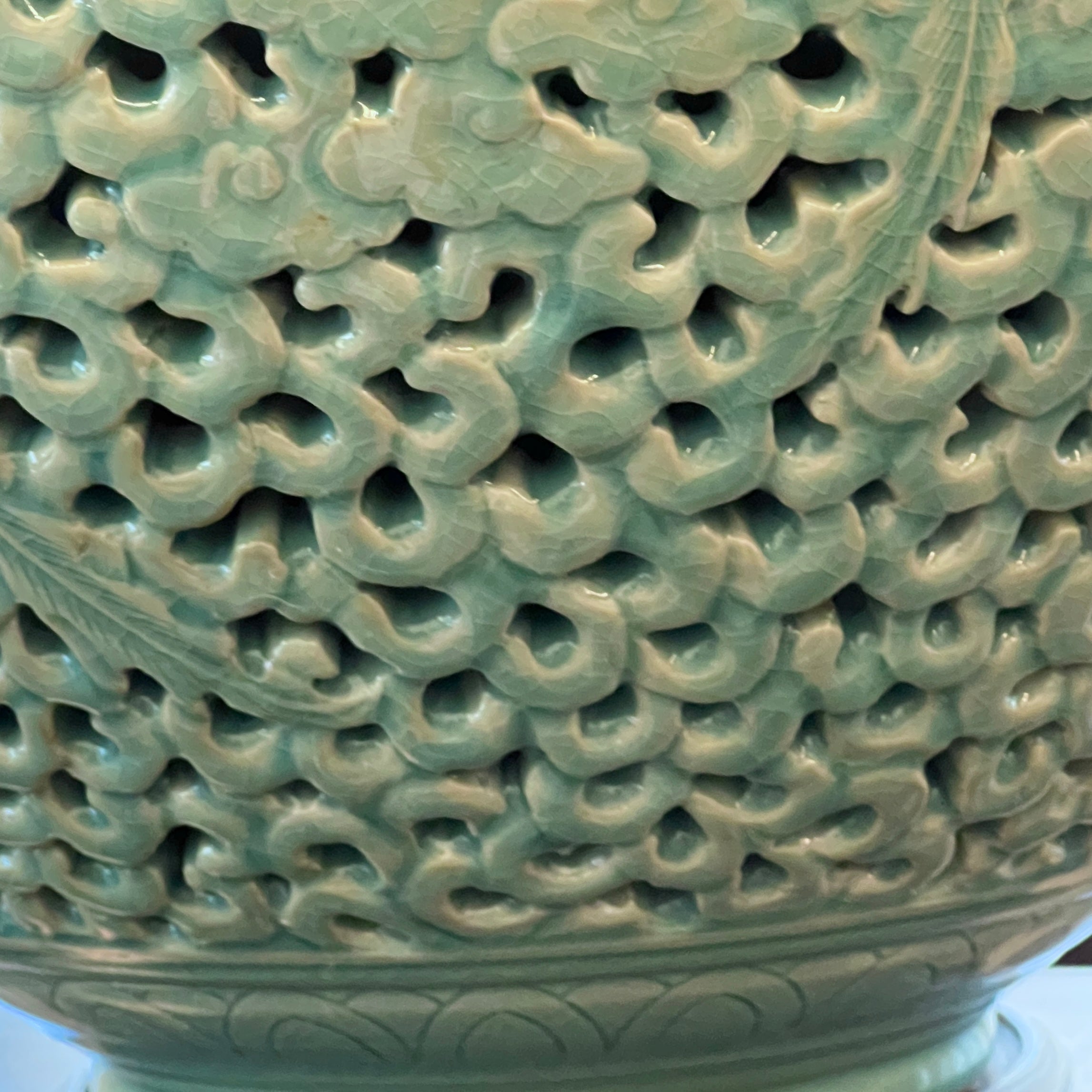 Doppelwandige durchbrochene Celadon-Flaschenvase: Chrysanthemenmotiv