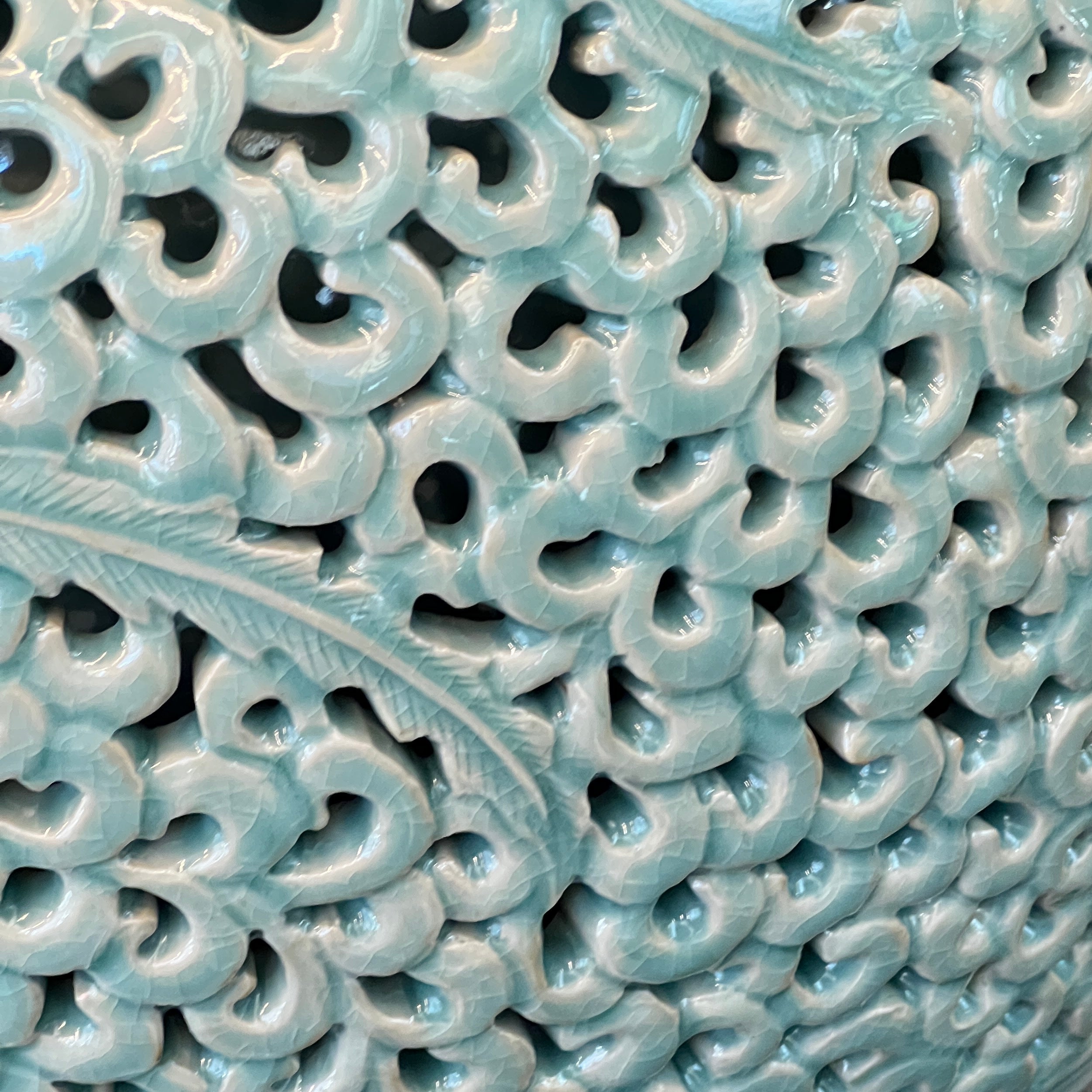 Doppelwandige durchbrochene Celadon-Flaschenvase: Chrysanthemenmotiv
