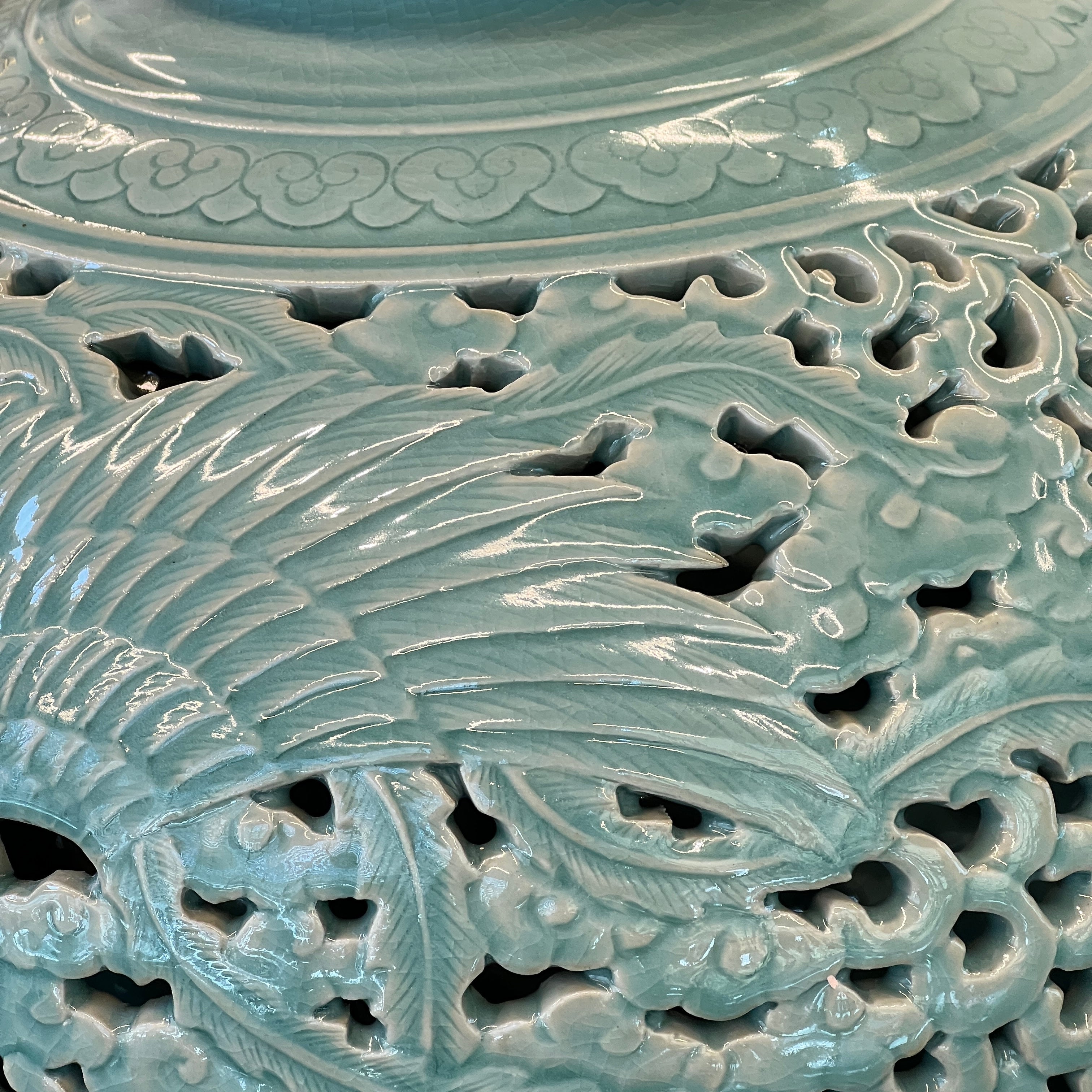Doppelwandige durchbrochene Celadon-Flaschenvase: Chrysanthemenmotiv