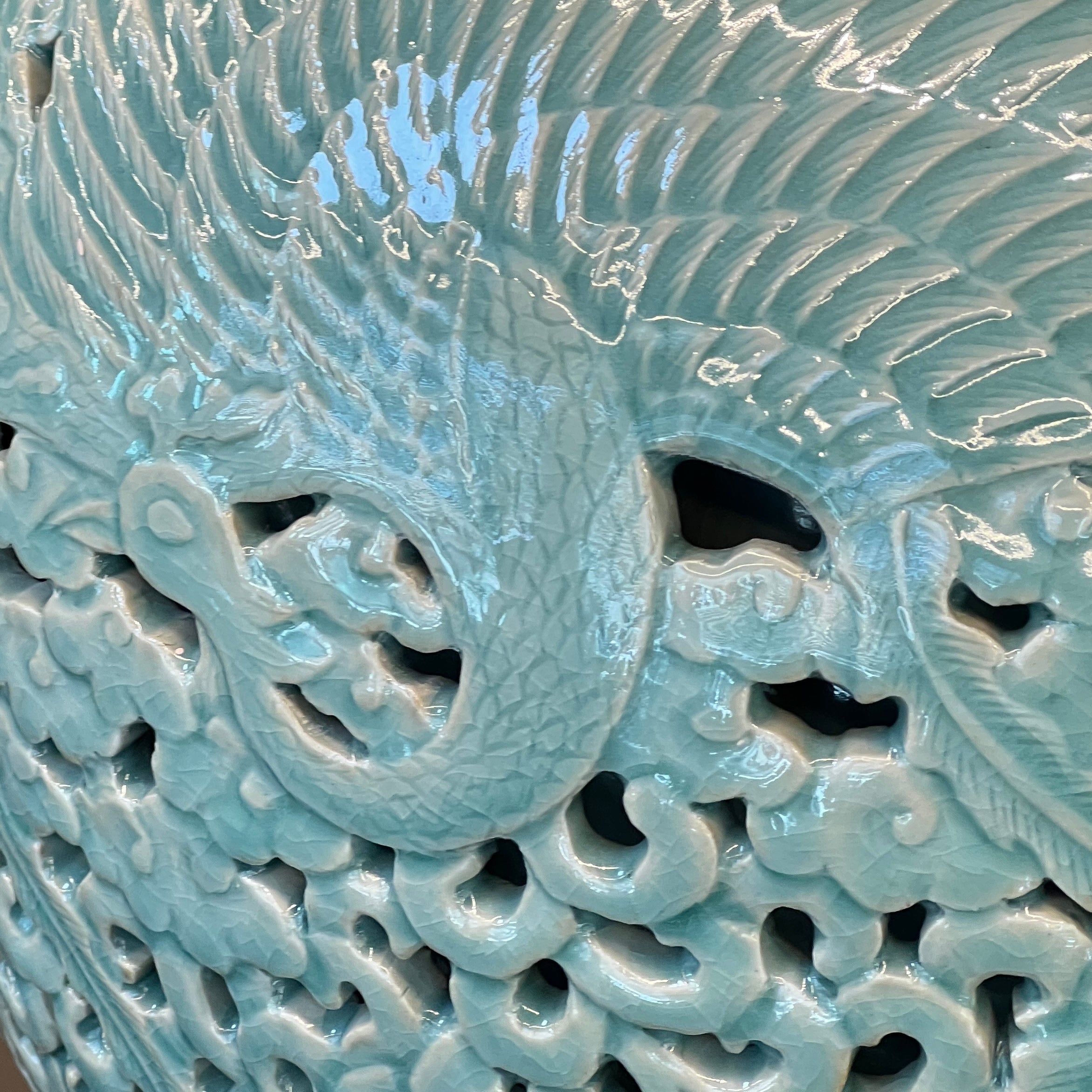 Doppelwandige durchbrochene Celadon-Flaschenvase: Chrysanthemenmotiv