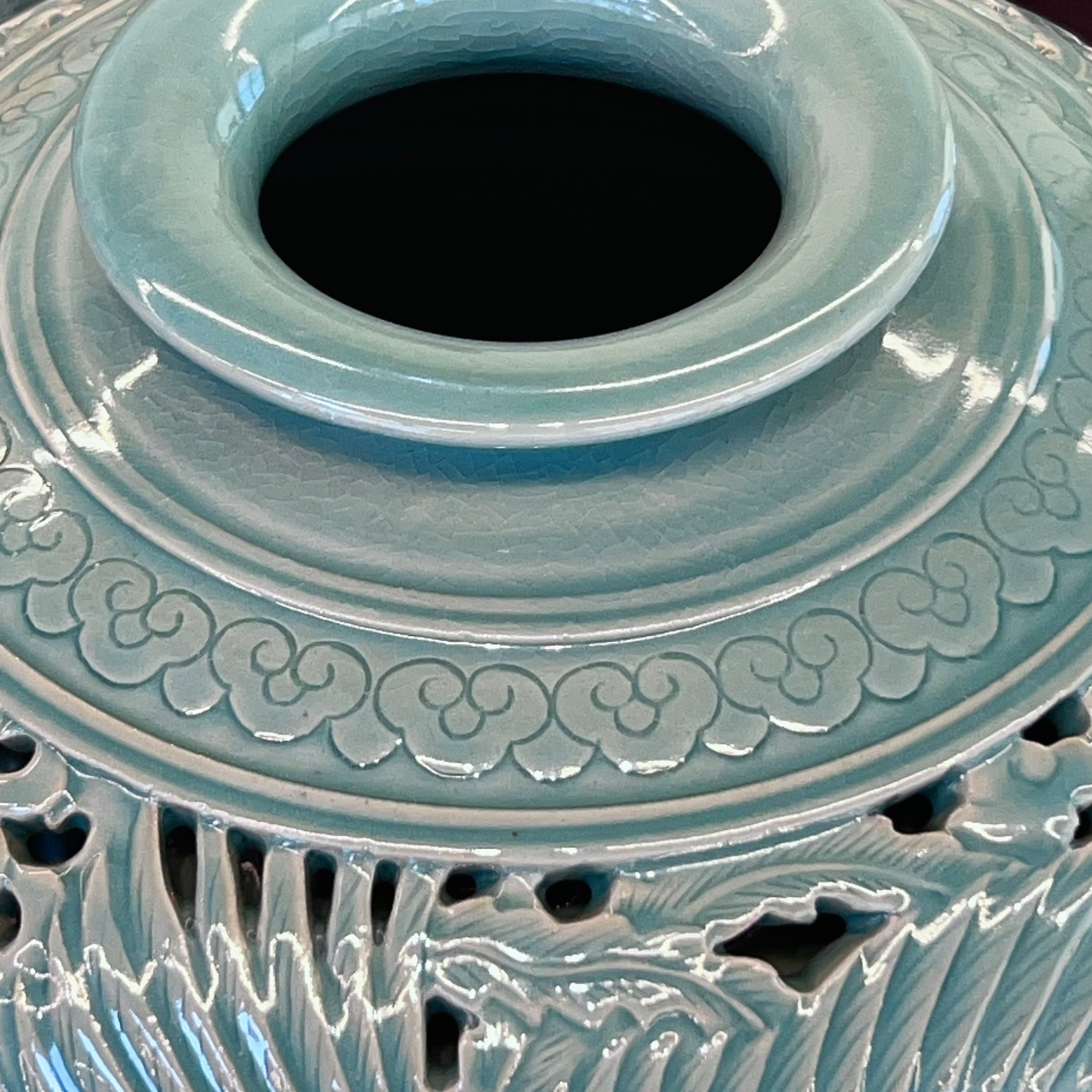 Doppelwandige durchbrochene Celadon-Flaschenvase: Chrysanthemenmotiv