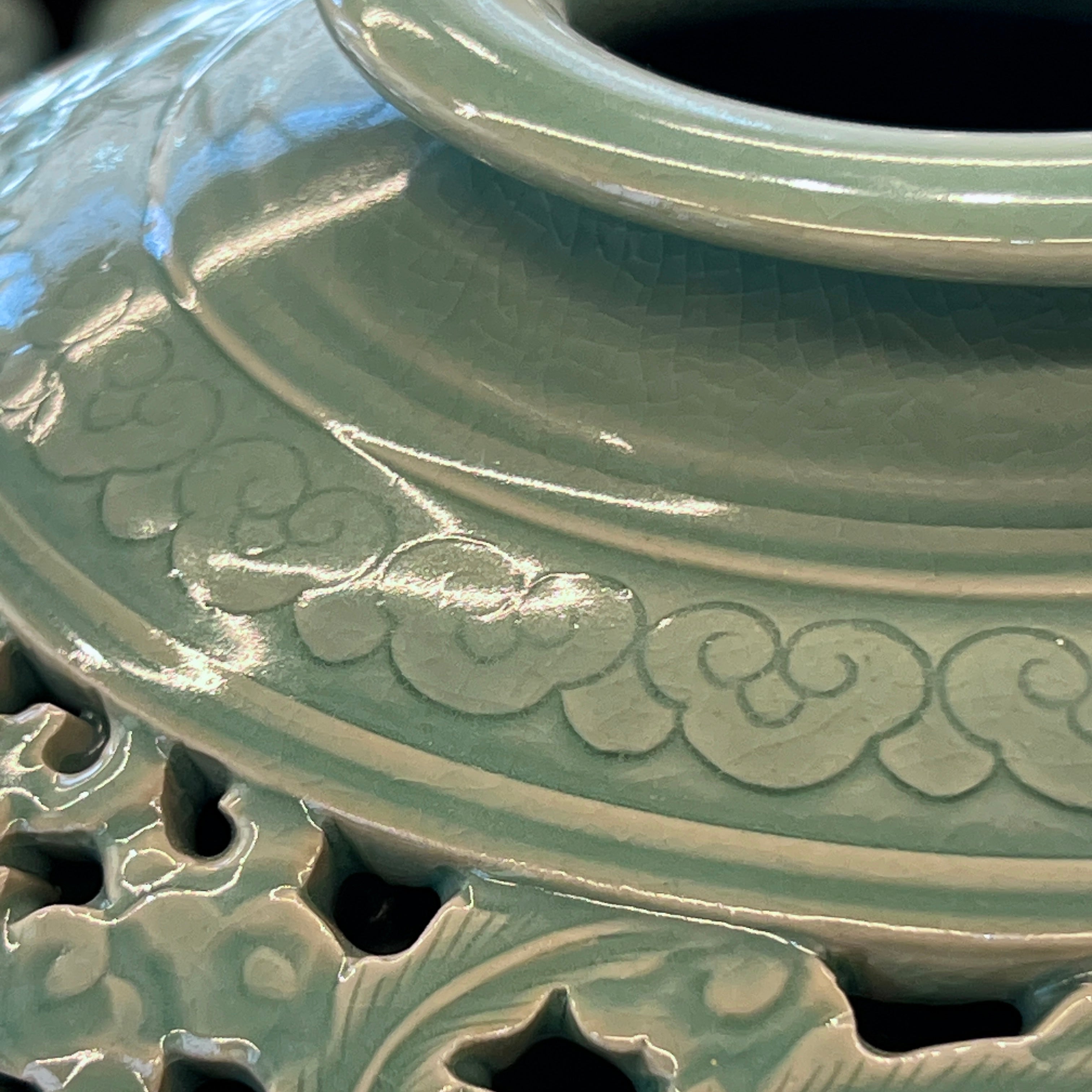 Doppelwandige durchbrochene Celadon-Flaschenvase: Chrysanthemenmotiv