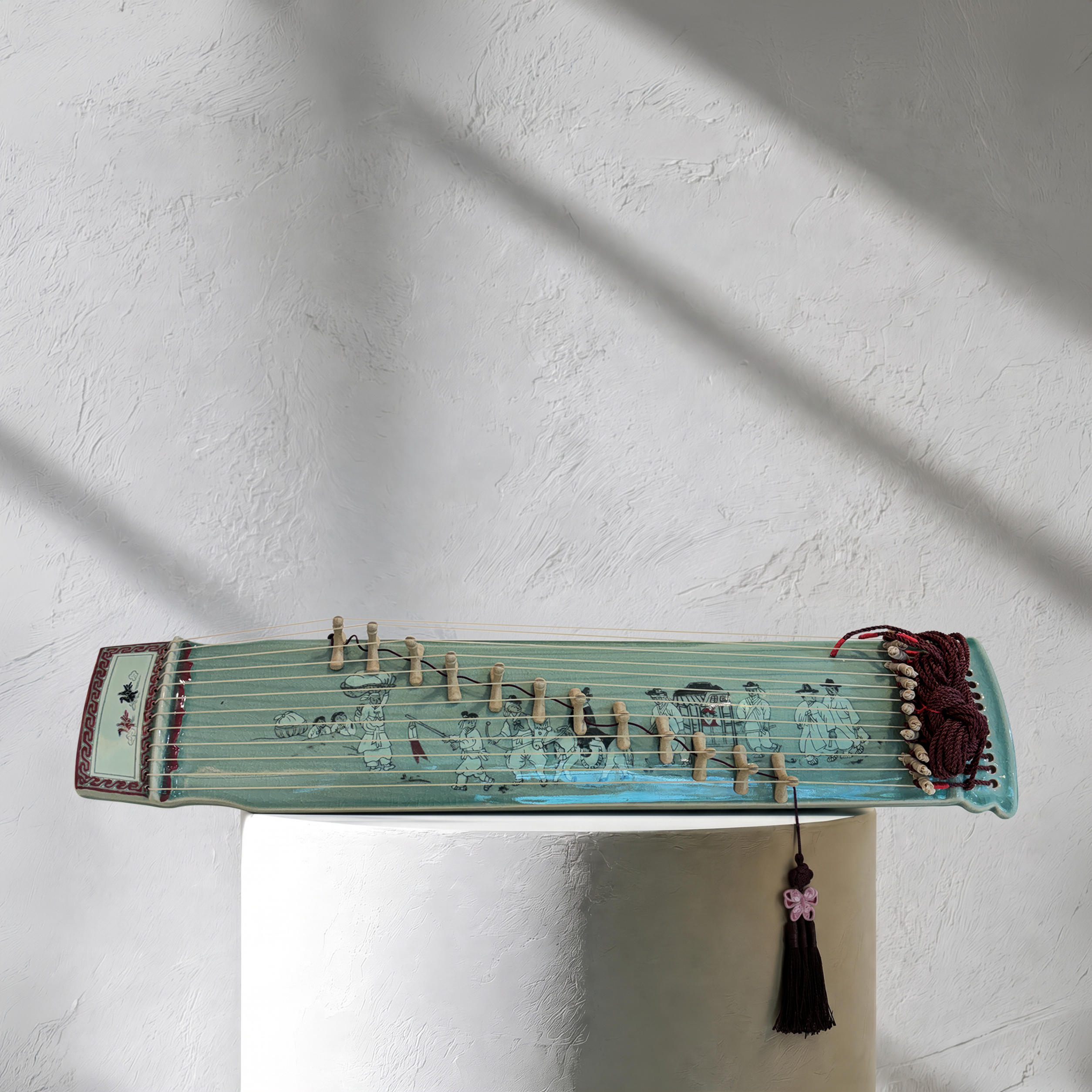 Gayageum en céladon avec motif incrusté de pivoines et de phénix