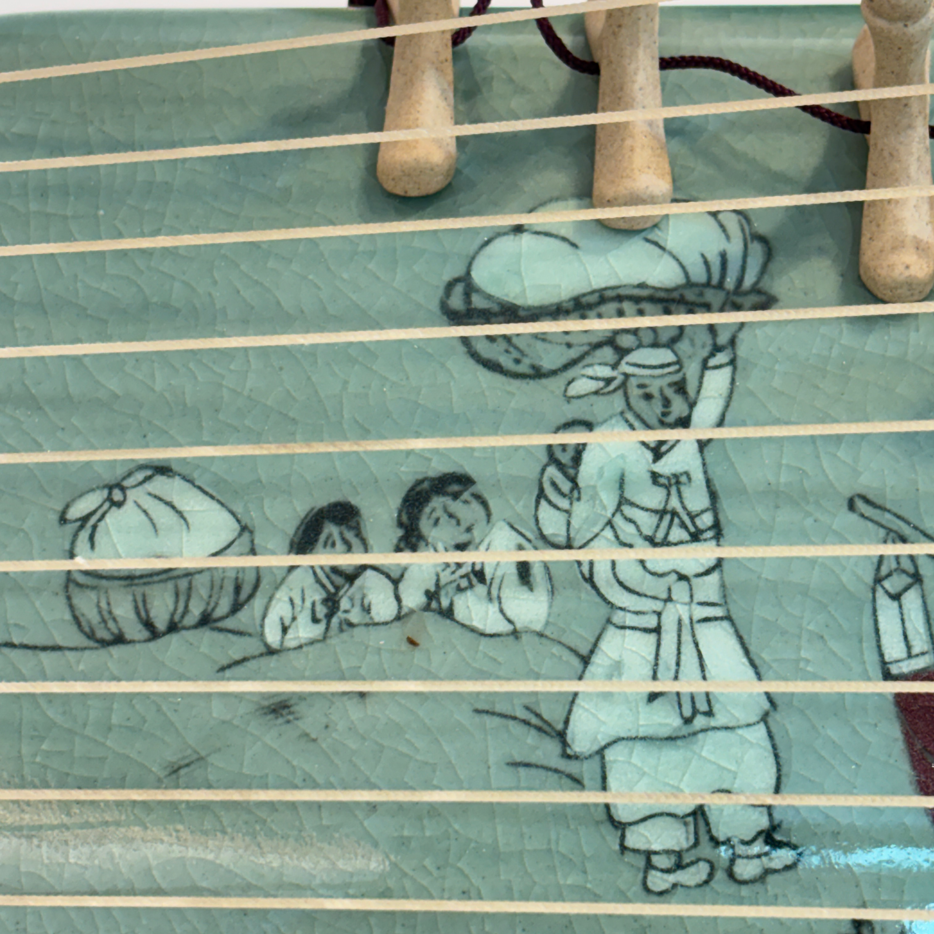 Gayageum en céladon avec motif incrusté de pivoines et de phénix