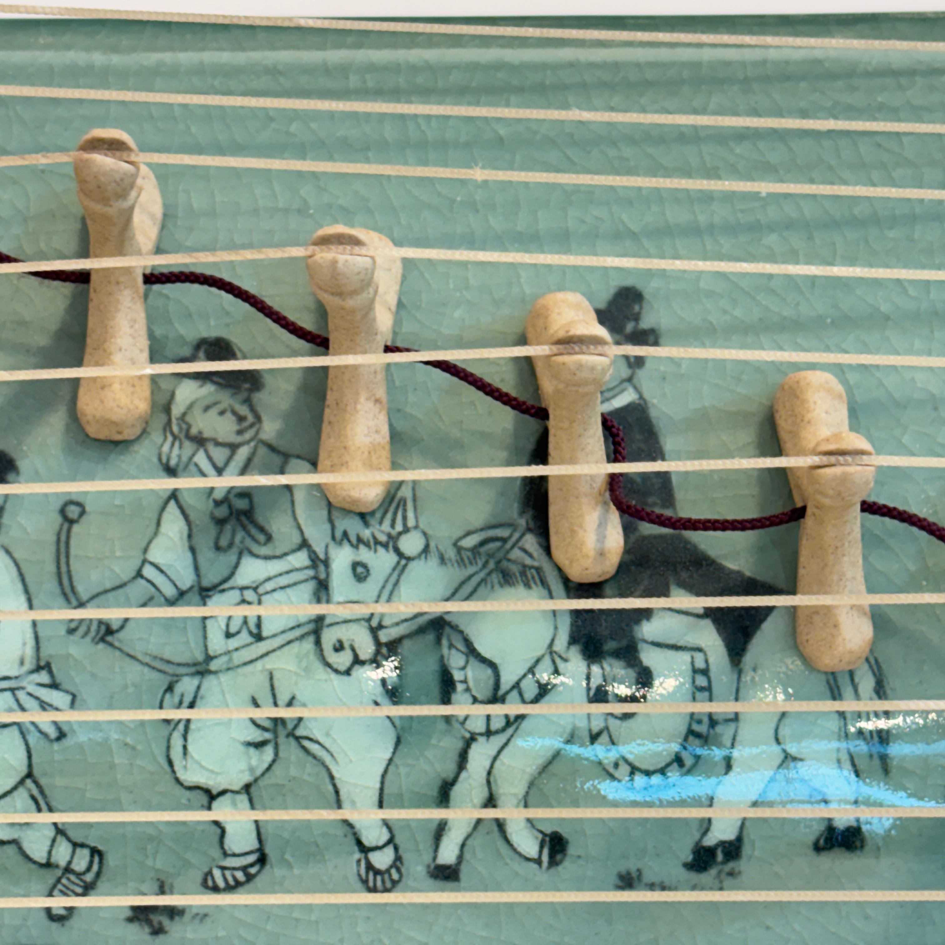 Gayageum en céladon avec motif incrusté de pivoines et de phénix
