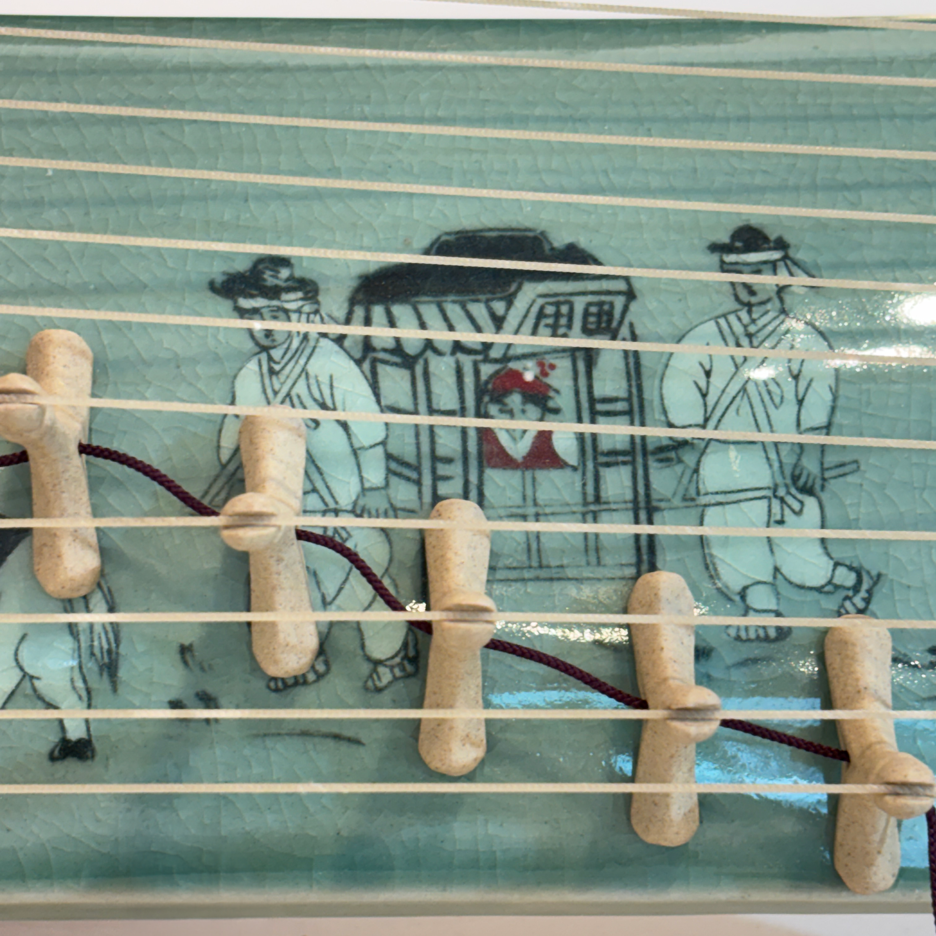 Gayageum en céladon avec motif incrusté de pivoines et de phénix