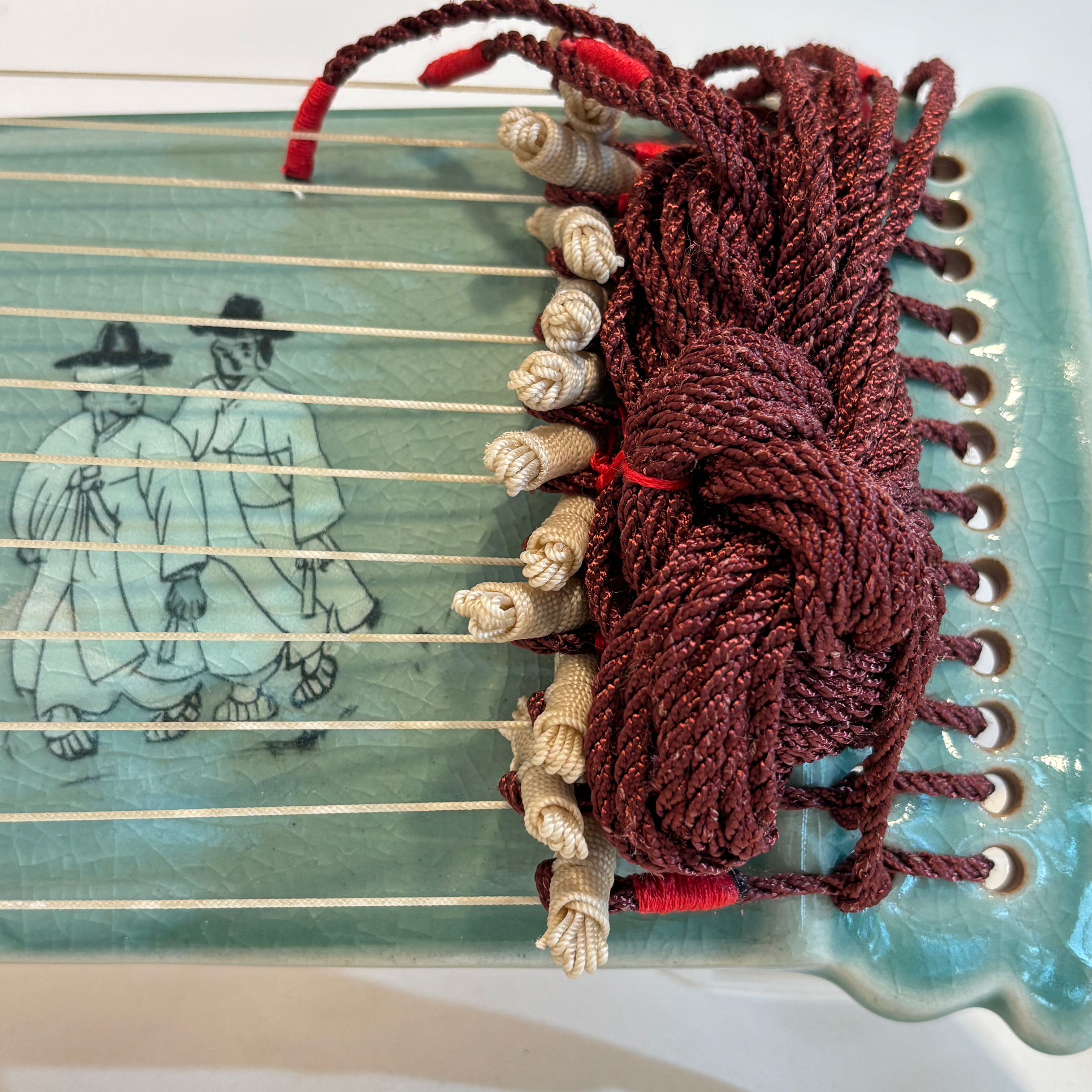 Gayageum en céladon avec motif incrusté de pivoines et de phénix