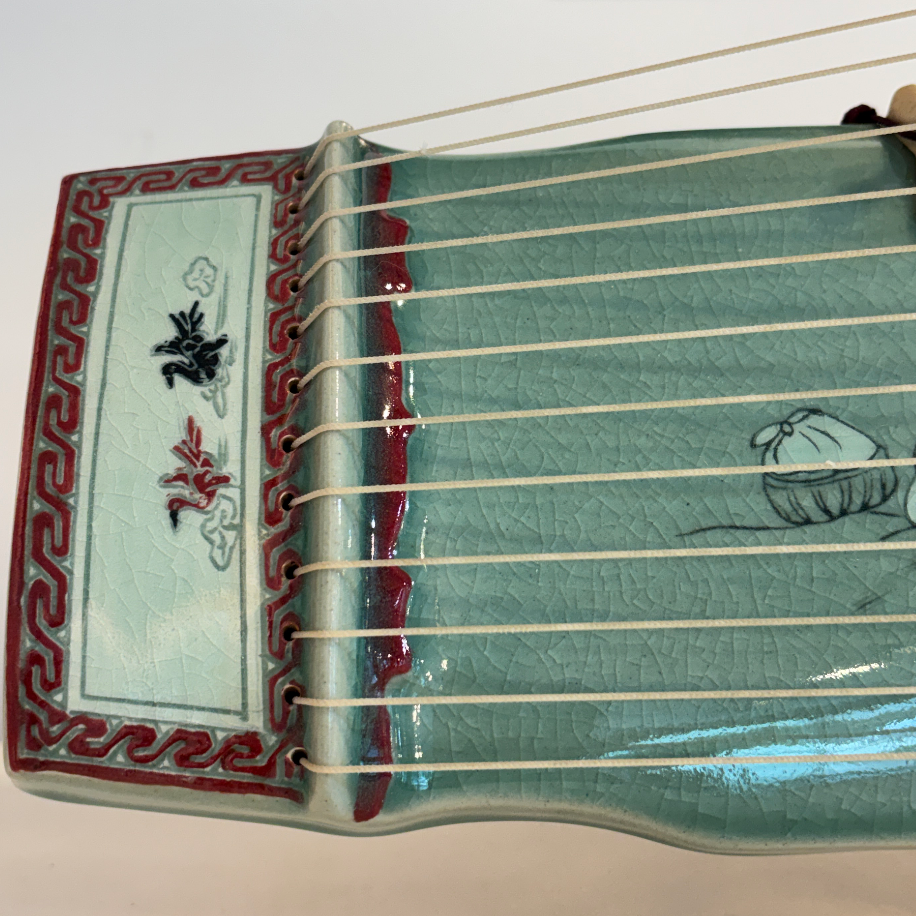 Gayageum en céladon avec motif incrusté de pivoines et de phénix