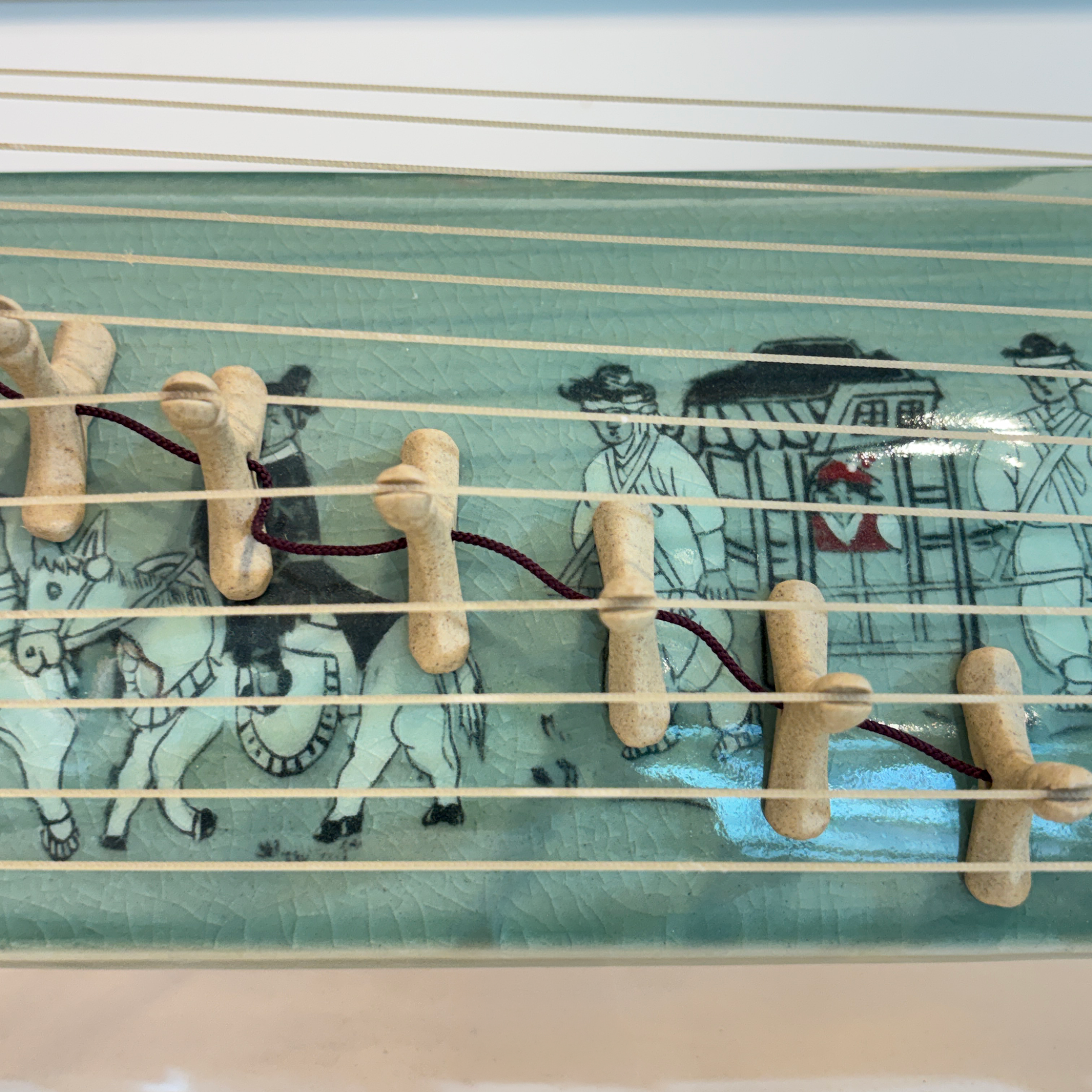 Gayageum en céladon avec motif incrusté de pivoines et de phénix