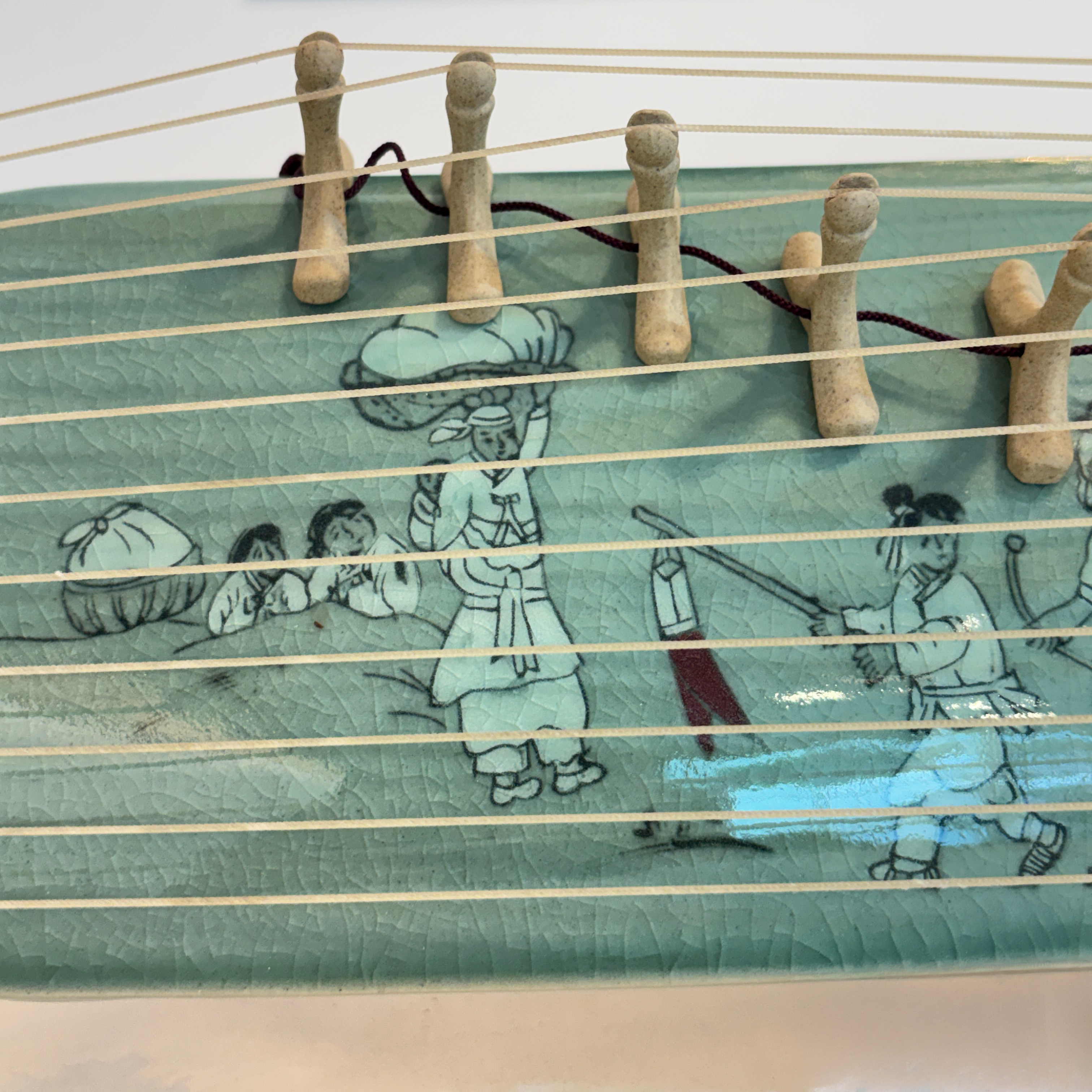 Gayageum en céladon avec motif incrusté de pivoines et de phénix